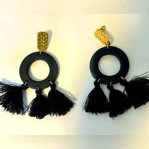 🖤 Kinsley Armelle Black & Gold Tassel Earrings – Bold & Elegant ✨